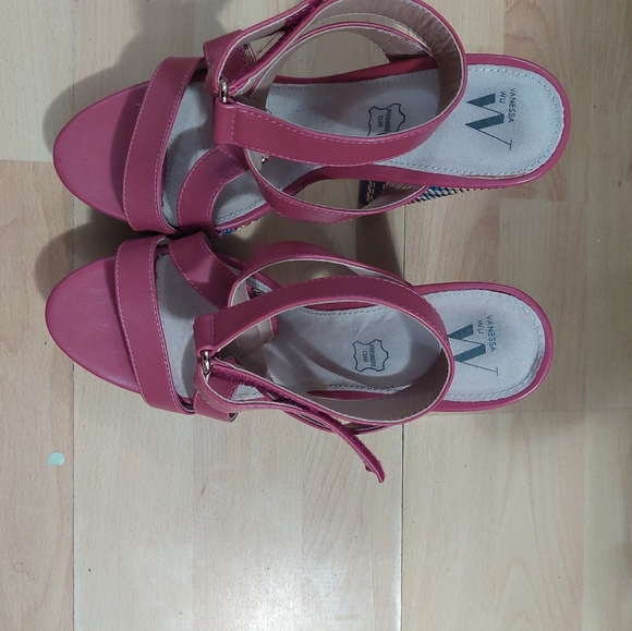 I'm not wearing sandals anymore - Picture 1 of 3